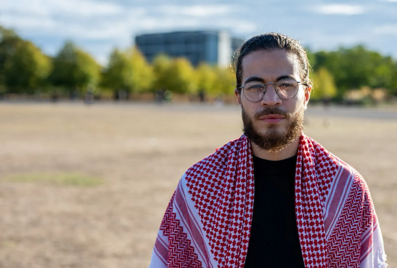 عودة طالب مصري مؤيد لفلسطين إلى الحرم الجامعي في كلية لندن للاقتصاد بعد تعليقه