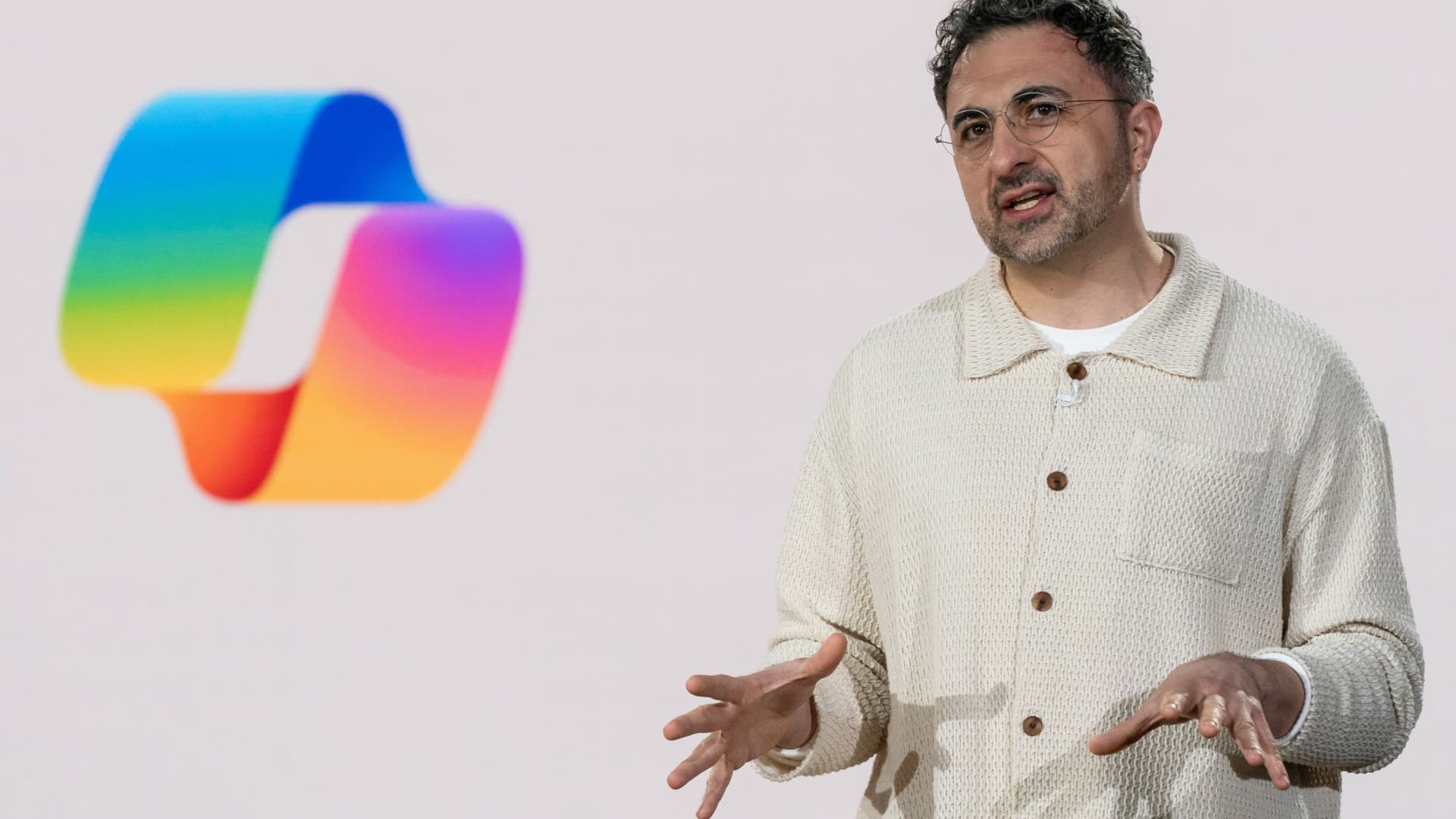 مايكروسوفت تضع قيوداً لنماذج الذكاء الاصطناعي المستقبلية وسط توجه الصناعة لكبح التطوير المتسارع