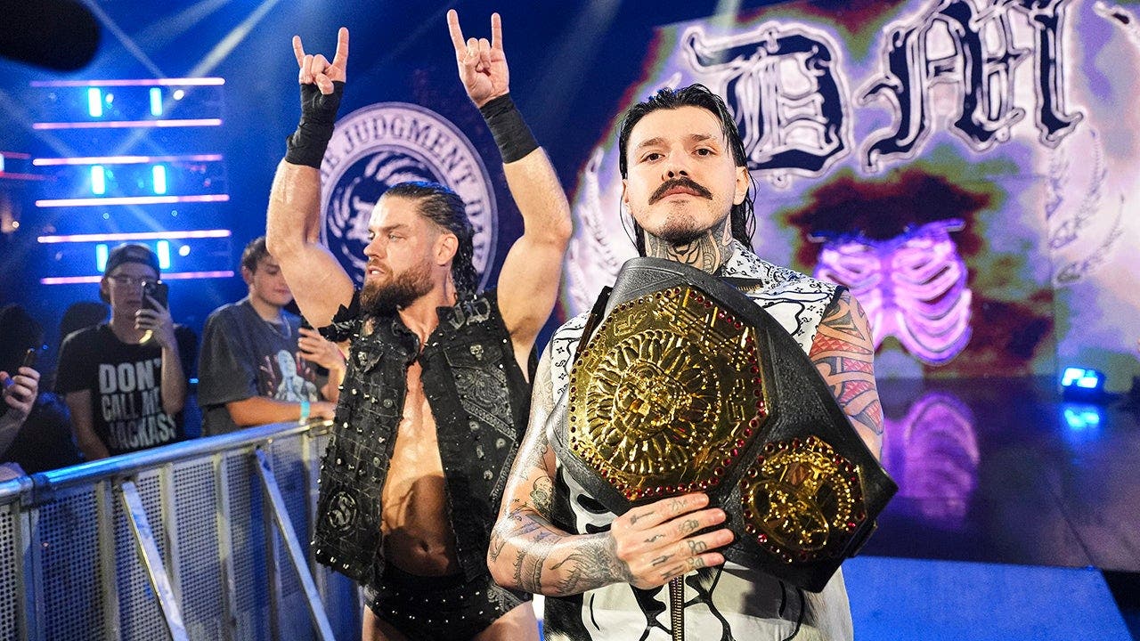 بطل اتحاد AAA الميجّا دومينيك ميستيريو هو "الحزمة الكاملة"، حسبما يقول المعلق في WWE كوري غريفز
