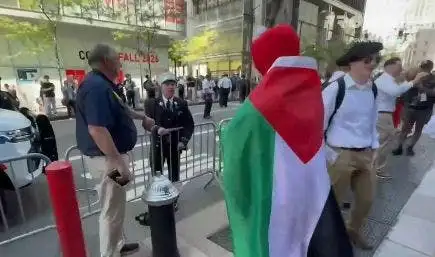 رصد رجل إطفاء يوبخ ناشطاً مؤيداً لفلسطين يرتدي زي إلمو قرب غراوند زيرو في ذكرى 11 سبتمبر