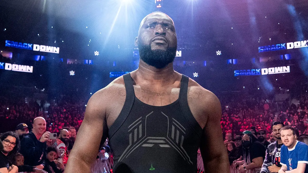 عملاق اتحاد WWE أوموس يتحدث عن مشاركته في اتحاد AAA ويتوعد بضربة قوية لـ ري ميستيريو في عرض تريبل مانيا 34