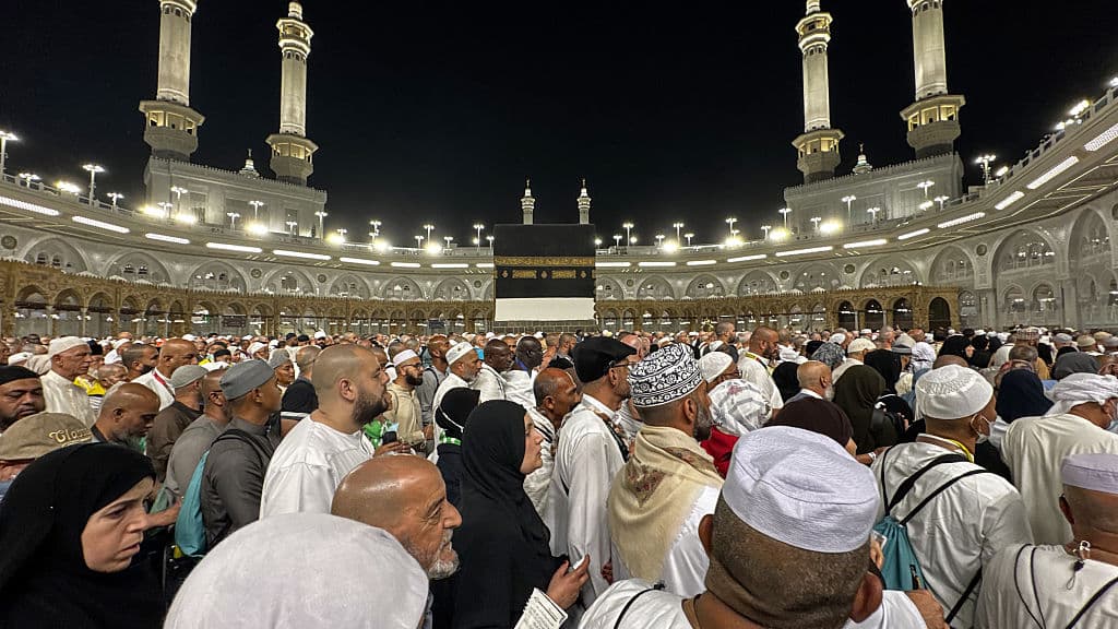 السعودية تعلن مكة "خطاً أحمر" والحوثيون ينفون استهداف الموقع المقدس وسط تصعيد جديد في النزاع